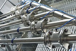As válvulas de mangote AKO regulam o transporte de terra de diatomáceas para a filtração de cerveja
