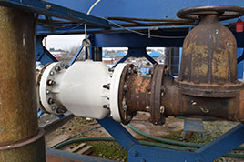 As válvulas de mangote da AKO regulam o transporte de água ácida na produção de cabos de aço