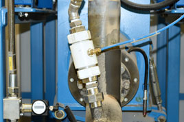As válvulas de mangote AKO regulam resina de dois componentes no fabrico de detetores para a indústria farmacêutica